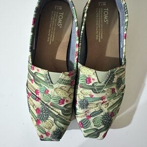 NWOT TOMS slip-ons. Classic Alpargatas -Fern Green Cactus Print W 7.5